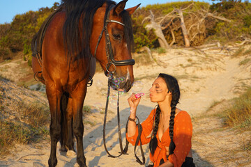 Frau mit Pferd an der Cala Agulla