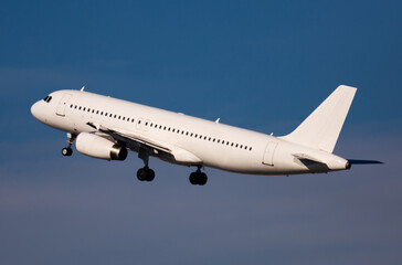 Obraz premium Take off passenger plane in the sky. High quality photo