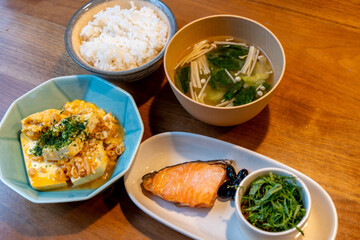 鮭とほうれん草と豆腐の卵煮朝食