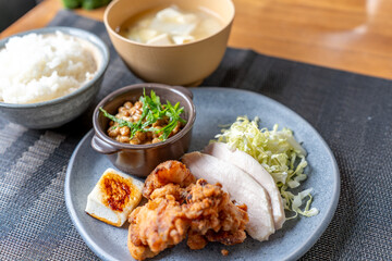 唐揚げと納豆の定食