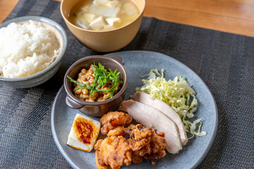 唐揚げと納豆の定食