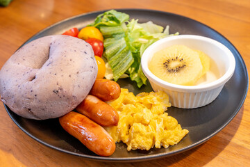 おいしいソーセージと野菜のベーグル朝食