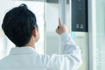 エレベーターの点検をする作業員 © taka