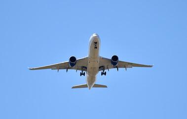 Fototapeta premium a plane flying over an airport
