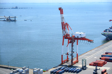港に佇むガントリークレーン
