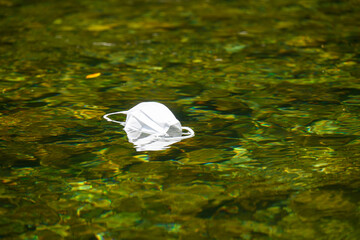 川を流れる白いマスク