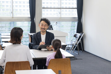 面談を受ける親と子供　三者面談のイメージ　親子の顔無しのイメージ