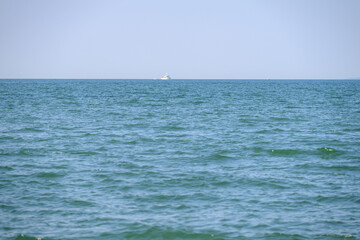 遠く水平線に浮かぶ船