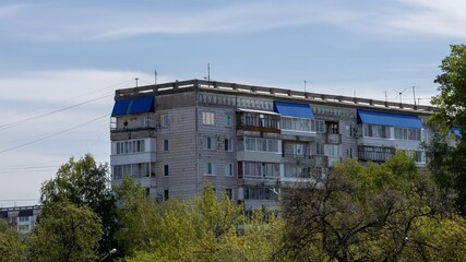 Fototapeta premium A blue and white building with a blue awning