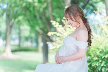 Fototapeta premium マタニティフォトの撮影をするアジア人妊婦の女性 