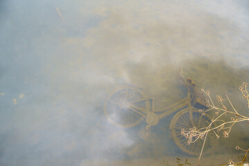 川に沈む自転車