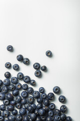 흰색 배경위에 자연스럽게 놓여있는 블루베리.