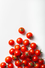 흰색 배경위에 자연스럽게 놓여있는 방울토마토.