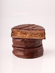 Alfajor de chocolate com recheio de doce de leite com fundo branco