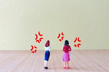 イライラしている女性たちの不満や愚痴