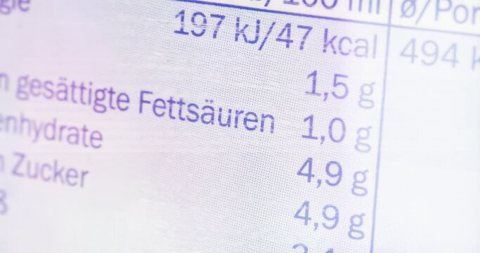 Nahaufnahme einer N&auml;hrwerttabelle auf Verpackung von Lebensmittel