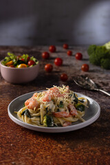 spaghetti with shrimp and fresh vegetables