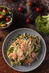 spaghetti with shrimp and fresh vegetables