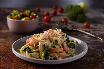 spaghetti with shrimp and fresh vegetables