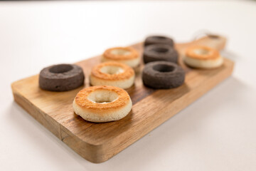 カッティングボードに乗った焼きドーナツ Baked donuts, baked sweets,