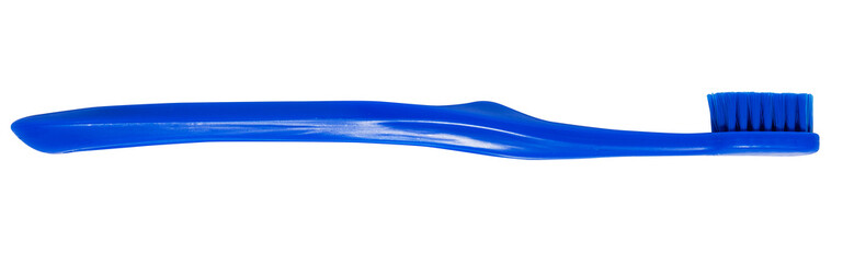 Freisteller auf Weiß, blaue ergonomisch geformte Zanhbürste seitlich, dichtes Borstenfeld