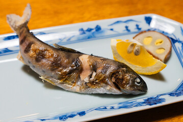 香ばしく焼かれた鮎の塩焼き