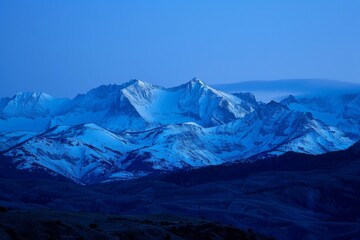 Fototapeta premium Snow-Covered Mountain Range at Twilight
