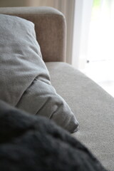 Poduszka na sofie przy oknie © VILKTERIO