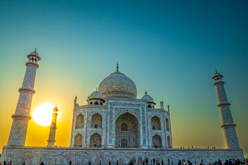 Fototapeta premium Scenic view of the iconic Taj Mahal, a wonder of the world, in Agra, India, at sunset
