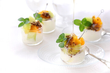 キヌアとフルーツをトッピングしたヨーグルト