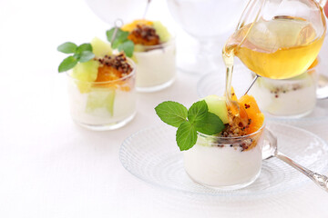 キヌアとフルーツをトッピングしたヨーグルト