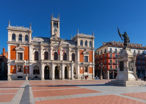 view of the town hall and the Plaza Mayor in downtown Valladolid