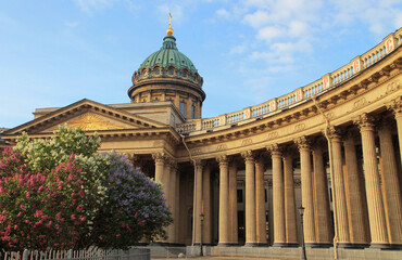 Fototapeta premium Russia, Saint-Petersburg. Blooming lilacs against the backdrop of the Kazan Cathedral.