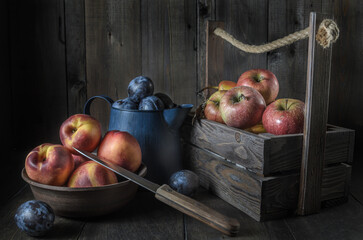 Ripe nectarines and other fruits