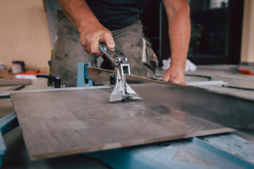 Fliesenlger arbeitet auf Terrasse