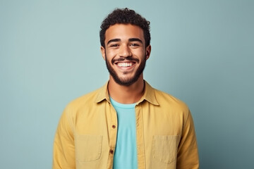 Obraz premium Confident Young Arab Man in Casual Attire Smiling