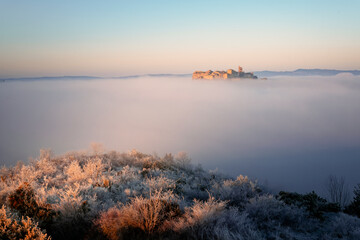 Cordes sur Ciel dans la brume