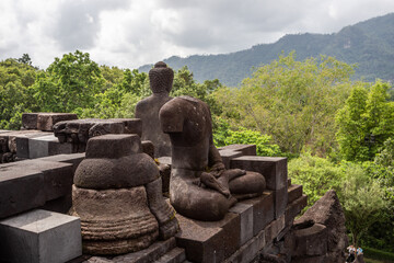 Obraz premium Statue of a man atop a hill