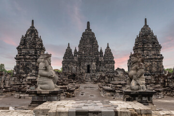 Fototapeta premium Stone statues in a spacious room surrounded by pillars