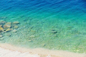 Fototapeta premium iTurquise clear blue sea with sandy beach summer background