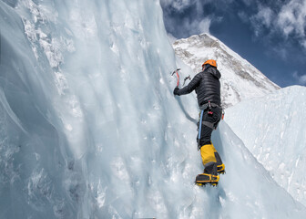 Nepal, Solo Khumbu, Everest, Mountaineers climbing on icefall