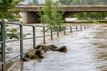 Hochwasser in Nürtingen am Neckar, überflutet Fußweg