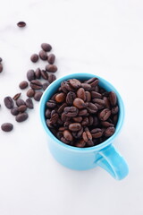 マグカップに入ったコーヒー豆

