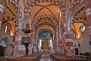 Obraz premium Abbazia di Staffarda nei pressi di Saluzzo (Cuneo), Piemonte, Italia Chiostro e convento cistercense 