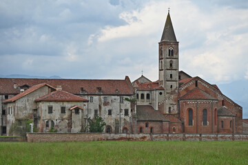 Abbazia di Staffarda nei pressi di Saluzzo (Cuneo), Piemonte, Italia Chiostro e convento...