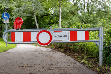 Hochwasser in Nürtingen am Neckar - Warnschild, Absperrung 