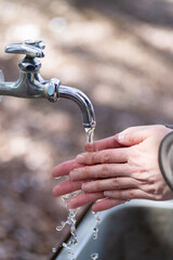 屋外で手を洗う人