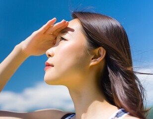 強い日差し紫外線を気にする女性の横顔

