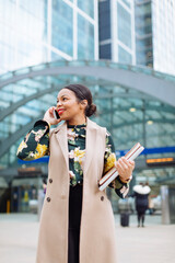 UK, London, portrait of smiling fashionable businesswoman on the phone © tunedin