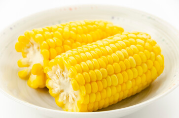 茹でたトウモロコシ